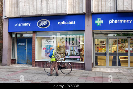 Worthing West Sussex Views Einzelhandel & Shopping - Stiefel Optiker und Pharmazie und Kosmetik Produkte typische High Street Shop Stockfoto