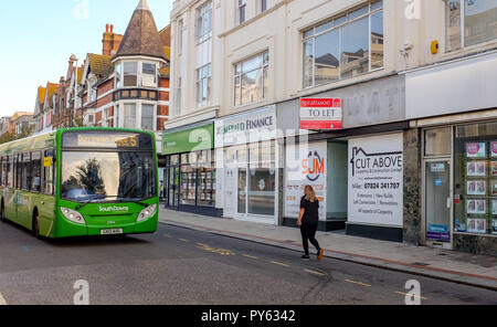 Worthing West Sussex Views & Einzelhandel - South Downs-Bus wird in leeren Geschäfte Stockfoto