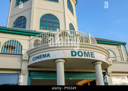 Worthing West Sussex Views & Einzelhandel - die Kuppel Kino an der Küste berühmt gemacht hat in dem Film Wish You Were Here Foto aufgenommen von Simon Dack Stockfoto