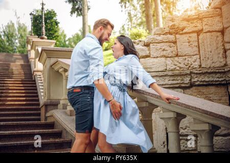 Paar stehen auf Treppen. Sie warten die Geburt des Babys. Schwangerschaft genießen Sie, in der Erwartung, Mutterschaft, Mutterschaft, Fotografie, schöne Junge Stockfoto