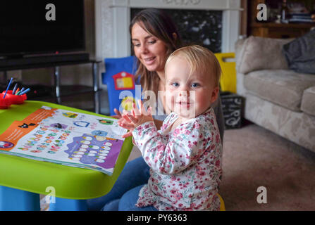 Junge zwei Jahre alten Baby Kleinkind Mädchen mit ihrer Mutter zu Hause spielen Stockfoto