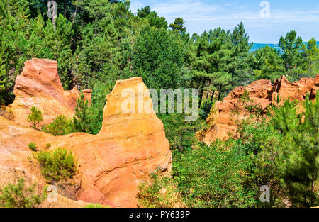 Ockerfarbenen Hügeln bei Roussillon in der Provence, Frankreich Stockfoto