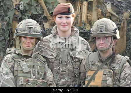 RETRANSMIITING KORREKTUR SCHREIBWEISE DES NAMENS VON KATZE ZU KAT korrekte Beschriftung unten (links nach rechts) Royal Army Medical Bullen medic Corporal Vicky Helsby, 29, aus Runcorn, Royal Wessex Yeomanry Tank Gunner reservist Hauptgefreiter Kat Dixon, 28, von Swindon und Royal Army Veterinary Corps Hundeführer Private Beth Johnson, 19, aus Bridgwater, während ein Land Combat Demonstration mit Frauen in Befehl Beiträge an Copehill unten Dorf auf Salisbury, Wiltshire. Verteidigungsminister Gavin Williamson hat angekündigt, dass alle Rollen, die in der militärischen jetzt offen sind für Frauen. Stockfoto