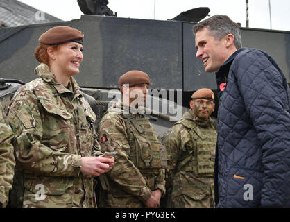 RETRANSMIITING KORREKTUR SCHREIBWEISE DES NAMENS VON KATZE ZU KAT RICHTIGE BILDUNTERSCHRIFT unter Verteidigungsminister Gavin Williamson spricht zu Royal Wessex Yeomanry Tank Gunner reservist Hauptgefreiter Kat Dixon, 28, von Swindon in einem Land Combat Demonstration mit Frauen in Befehl Beiträge an Copehill unten Dorf auf Salisbury, Wiltshire. Verteidigungsminister Gavin Williamson hat angekündigt, dass alle Rollen, die in der militärischen jetzt offen sind für Frauen. Stockfoto