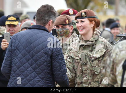 RETRANSMIITING KORREKTUR SCHREIBWEISE DES NAMENS VON KATZE ZU KAT RICHTIGE BILDUNTERSCHRIFT unter Verteidigungsminister Gavin Williamson spricht zu Royal Wessex Yeomanry Tank Gunner reservist Hauptgefreiter Kat Dixon, 28, von Swindon in einem Land Combat Demonstration mit Frauen in Befehl Beiträge an Copehill unten Dorf auf Salisbury, Wiltshire. Verteidigungsminister Gavin Williamson hat angekündigt, dass alle Rollen, die in der militärischen jetzt offen sind für Frauen. Stockfoto