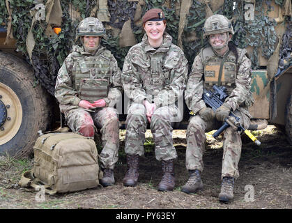 RETRANSMIITING KORREKTUR SCHREIBWEISE DES NAMENS VON KATZE ZU KAT korrekte Beschriftung unten (links nach rechts) Royal Army Medical Bullen medic Corporal Vicky Helsby, 29, aus Runcorn, Royal Wessex Yeomanry Tank Gunner reservist Hauptgefreiter Kat Dixon, 28, von Swindon und Royal Army Veterinary Corps Hundeführer Private Beth Johnson, 19, aus Bridgwater, während ein Land Combat Demonstration mit Frauen in Befehl Beiträge an Copehill unten Dorf auf Salisbury, Wiltshire. Verteidigungsminister Gavin Williamson hat angekündigt, dass alle Rollen, die in der militärischen jetzt offen sind für Frauen. Stockfoto