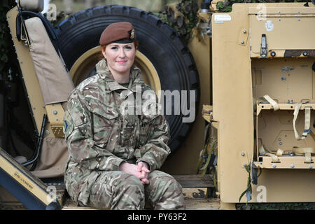 RETRANSMIITING KORREKTUR SCHREIBWEISE DES NAMENS VON KATZE ZU KAT RICHTIGE BILDUNTERSCHRIFT unter Royal Wessex Yeomanry Tank Gunner reservist Hauptgefreiter Kat Dixon, 28, von Swindon in einem Land Combat Demonstration mit Frauen in Befehl Beiträge an Copehill unten Dorf auf Salisbury, Wiltshire. Verteidigungsminister Gavin Williamson hat angekündigt, dass alle Rollen, die in der militärischen jetzt offen sind für Frauen. Stockfoto