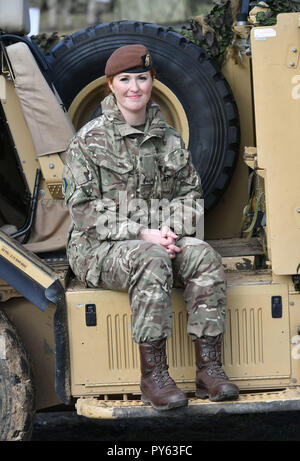 RETRANSMIITING KORREKTUR SCHREIBWEISE DES NAMENS VON KATZE ZU KAT RICHTIGE BILDUNTERSCHRIFT unter Royal Wessex Yeomanry Tank Gunner reservist Hauptgefreiter Kat Dixon, 28, von Swindon in einem Land Combat Demonstration mit Frauen in Befehl Beiträge an Copehill unten Dorf auf Salisbury, Wiltshire. Verteidigungsminister Gavin Williamson hat angekündigt, dass alle Rollen, die in der militärischen jetzt offen sind für Frauen. Stockfoto