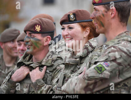 Royal Wessex Yeomanry Tank Gunner reservist Hauptgefreiter Kat Dixon, 28, von Swindon in einem Land Combat Demonstration mit Frauen in Befehl Beiträge an Copehill unten Dorf auf Salisbury, Wiltshire. Verteidigungsminister Gavin Williamson hat angekündigt, dass alle Rollen, die in der militärischen jetzt offen sind für Frauen. Stockfoto