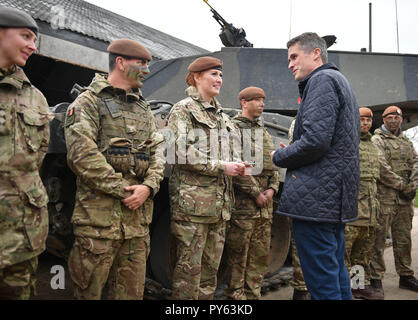 Verteidigungsminister Gavin Williamson spricht zu Royal Wessex Yeomanry Tank Gunner reservist Hauptgefreiter Kat Dixon, 28, (3. links) aus Swindon während der Land Combat Demonstration mit Frauen in Befehl Beiträge an Copehill unten Dorf auf Salisbury, Wiltshire. Verteidigungsminister Gavin Williamson hat angekündigt, dass alle Rollen, die in der militärischen jetzt offen sind für Frauen. Stockfoto