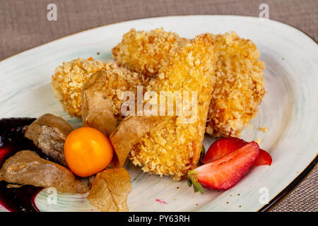 Bratkäse Sticks mit Marmelade Stockfoto