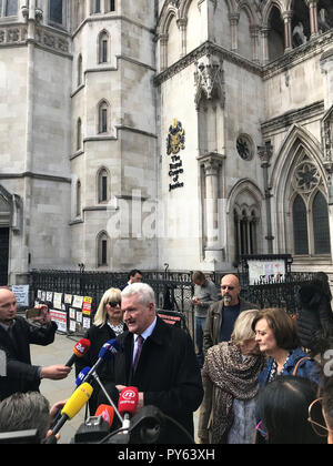 Ivica Todoric mit seinem Rechtsberater Cherie Booth QC ausserhalb der Royal Courts of Justice in London, nach seiner Herausforderung zu einer Auslieferung nach Kroatien entlassen wurde. Stockfoto