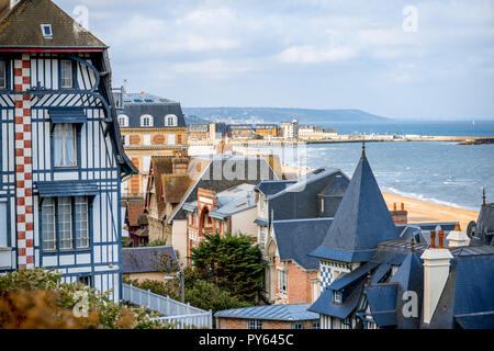 Ansicht von oben in Trouville Stadt mit luxuriösen Häusern und wunderschönen Strand auf dem Hintergrund der in den Morgen Licht in Frankreich Stockfoto