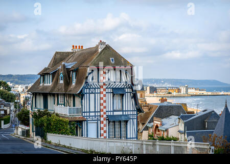 Ansicht von oben in Trouville Stadt mit luxuriösen Häusern und wunderschönen Strand auf dem Hintergrund der in den Morgen Licht in Frankreich Stockfoto