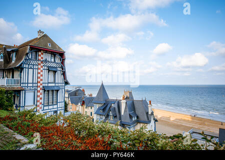 Ansicht von oben in Trouville Stadt mit luxuriösen Häusern und wunderschönen Strand auf dem Hintergrund der in den Morgen Licht in Frankreich Stockfoto