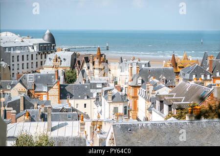 Ansicht von oben in Trouville Stadt mit Dächer von luxus Häuser und das Meer im Hintergrund in Frankreich Stockfoto