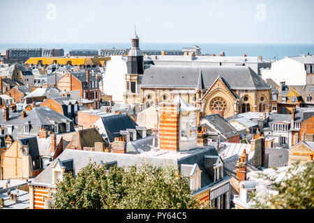 Ansicht von oben in Trouville Stadt mit Dächer von luxus Häuser und das Meer im Hintergrund in Frankreich Stockfoto