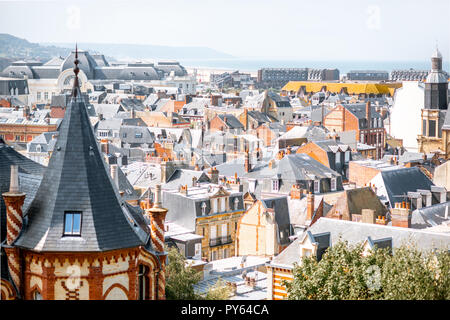 Ansicht von oben in Trouville Stadt mit Dächer von luxus Häuser und das Meer im Hintergrund in Frankreich Stockfoto