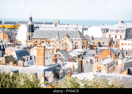 Ansicht von oben in Trouville Stadt mit Dächer von luxus Häuser und das Meer im Hintergrund in Frankreich Stockfoto