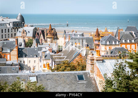 Ansicht von oben in Trouville Stadt mit Dächer von luxus Häuser und das Meer im Hintergrund in Frankreich Stockfoto