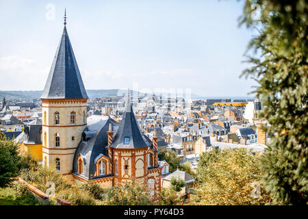 Ansicht von oben in Trouville Stadt mit Dächer von luxus Häuser und das Meer im Hintergrund in Frankreich Stockfoto