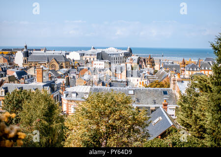 Ansicht von oben in Trouville Stadt mit Dächer von luxus Häuser und das Meer im Hintergrund in Frankreich Stockfoto