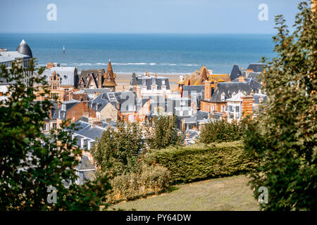 Ansicht von oben in Trouville Stadt mit Dächer von luxus Häuser und das Meer im Hintergrund in Frankreich Stockfoto