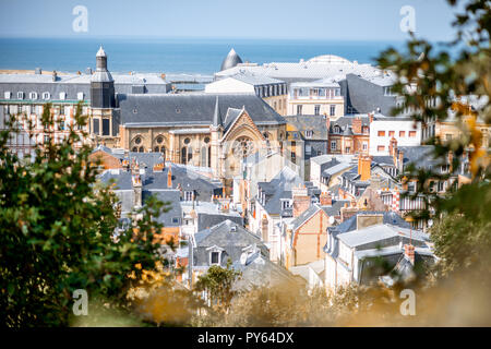 Ansicht von oben in Trouville Stadt mit Dächer von luxus Häuser und das Meer im Hintergrund in Frankreich Stockfoto