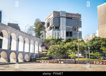 Petrobras Oil Company Hauptsitz und Arcos da Lapa Arches - Rio de Janeiro, Brasilien Stockfoto