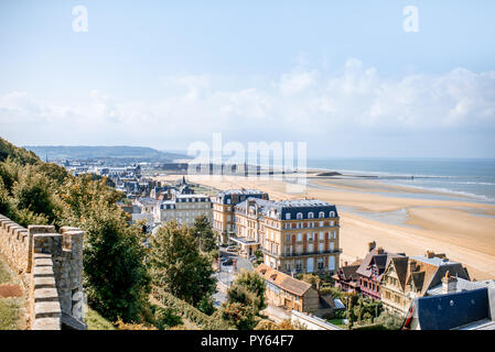 Luxus Häuser an der Küste mit schönen Strand auf dem Hintergrund in Trouville, berühmte französische Stadt in der Normandie Stockfoto