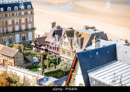 Luxus Häuser an der Küste mit schönen Strand auf dem Hintergrund in Trouville, berühmte französische Stadt in der Normandie Stockfoto