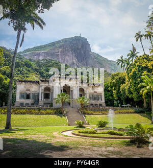 Parque Lage mit Tijuca Wald und Berg Corcovado auf Hintergrund - Rio de Janeiro, Brasilien Stockfoto