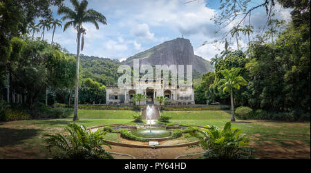 Parque Lage mit Tijuca Wald und Berg Corcovado auf Hintergrund - Rio de Janeiro, Brasilien Stockfoto