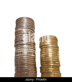 Spalten der Münzen, Haufen von Münzen auf weißem Hintergrund, ein und zwei Euro Stockfoto
