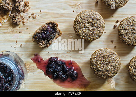 Bran Muffins mit hausgemachten Mulberry Stau auf einer hölzernen Oberfläche. Ansicht von oben. Stockfoto