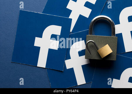 LONDON, UK, 25. Oktober 2018: Facebook daten Sicherheitskonzept. Eine Reihe von Vorhängeschlössern mit der Facebook Social Media Logo Stockfoto