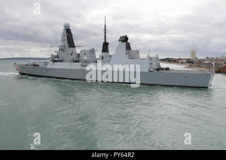 Die Royal Navy Typ 45 Zerstörer HMS Dragon Segel von ihrem Heimathafen von Portsmouth, Großbritannien am 27. August 2018 Stockfoto