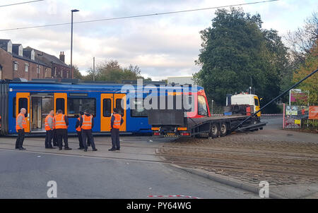 Notdienste an der Szene in Staniforth Straße Sheffield, wo eine Straßenbahn mit einem Lkw auf der Sheffield Supertram system kollidierte. Stockfoto