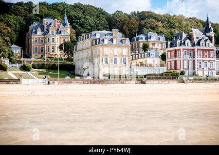 Blick auf den cooastline mit Sandstrand und luxuriöse Gebäude in Trouville, berühmte französische Stadt in der Normandie Stockfoto