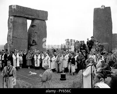 Foto vom 20/06/1949 der Mitglieder der Haemus Lodge (Brighton und Worthing in Sussex) während ihrer Mitte Sommer Zeremonie in Stonehenge. Der Standort in Wiltshire ist Kennzeichnung hundert Jahre seit Stonehenge der Nation gespendet wurde. Stockfoto