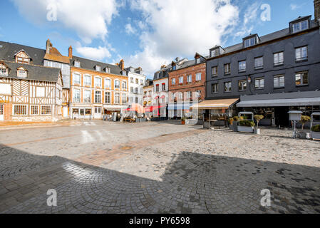 Schönen Fassaden der alten Gebäude auf dem zentralen Platz in Honfleur, berühmte französische Stadt in der Normandie Stockfoto