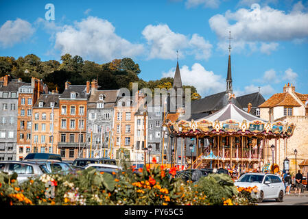 Querformat von Honfleur während der sonnigen Wetter, berühmte französische Stadt in der Normandie Stockfoto