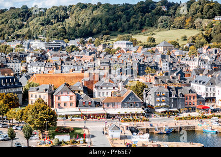 Blick auf den Hafen und die Altstadt von Honfleur, berühmte französische Stadt in der Normandie Stockfoto