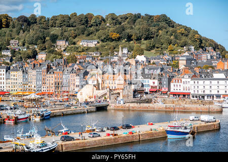 Blick auf den Hafen und die Altstadt von Honfleur, berühmte französische Stadt in der Normandie Stockfoto