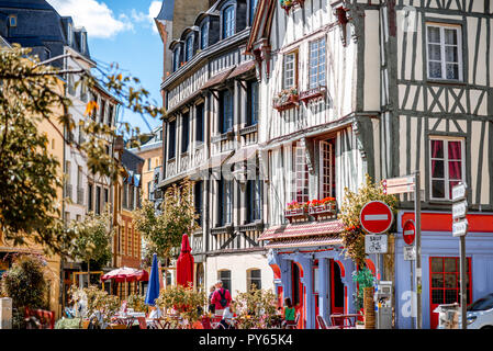 Schöne bunte Fachwerkhäuser in Rouen, Stadt, die Hauptstadt der Region der Normandie in Frankreich Stockfoto