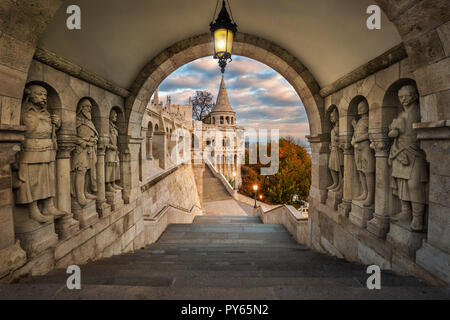 Budapest, Ungarn - Blick auf den alten Fischerbastei (Halaszbastya) bei Sonnenaufgang mit schönen Himmel und im Herbst Laub Stockfoto