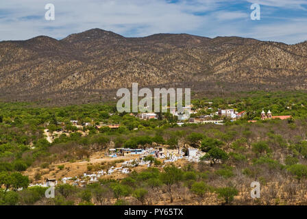 Allgemeine Ansicht der Stadt El Triunfo und Friedhof in der Sierra de la Laguna in der Kapregion, Baja California Sur, Mexiko Stockfoto