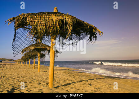 Reihe von Palapas am Golf von Kalifornien (See von Cortez) Strand bei Sonnenuntergang in der Nähe von Punta Gorda, Eastern Cape, Baja California Sur, Mexiko Stockfoto