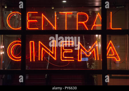 Neon Lichter draußen Picturehouse Central Kino in Soho, London, UK Stockfoto