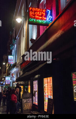 Die Außenseite des Ronnie Scott's Nachtclub und Jazz Veranstaltungsort auf der Frith Street in Londons SOHO-Bereich. Stockfoto